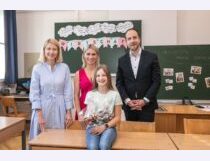OÖ-Bildungslandesrätin Haberlander und Stiftungsvorstand Reisinger beim Besuch des Körnergymnasiums in Linz